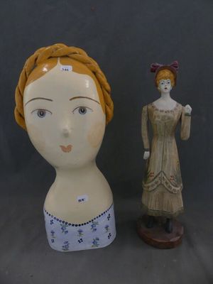 deux figurines en céramique représentant une femme et un mannequin