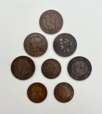 un tas de pièces de monnaie posées sur une table, l'une à côté de l'autre