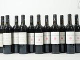 six bouteilles de vin sont alignées sur une table