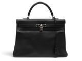 un sac à main en cuir noir sur fond blanc