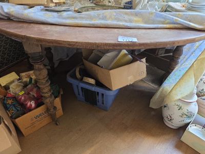 une table sur laquelle il y a beaucoup de choses
