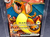 une carte Pokémon dans une boîte transparente posée sur une table
