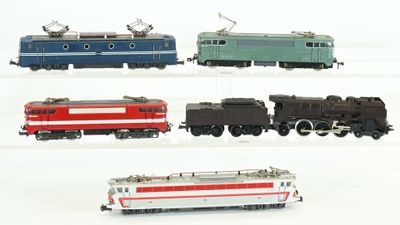 quatre trains de couleurs différentes sur un fond blanc