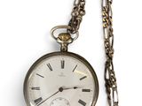 une montre de poche en argent avec des chiffres romains