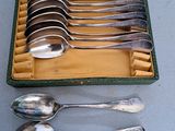 plusieurs cuillères et cuillères à soupe dans un étui posé sur une table