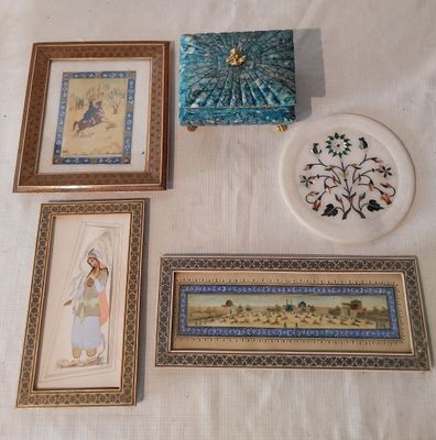 quatre photos encadrées posées sur une table sur laquelle se trouve la photo d'une femme