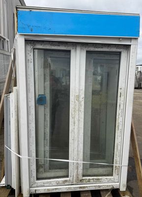 a picture of a white and blue window on a pallet