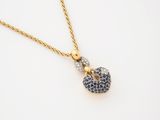 un collier en or orné de diamants bleus et blancs sur fond blanc