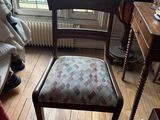 une chaise qui se trouve devant une fenêtre