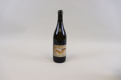 une bouteille de vin posée sur une table