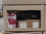 de nombreux cartons empilés les uns sur les autres dans un entrepôt