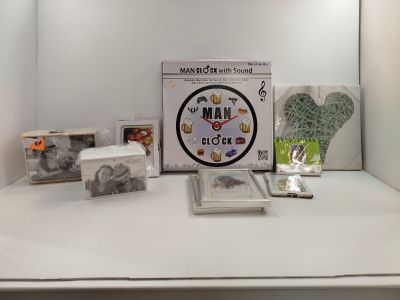 il y a de nombreux objets posés sur le comptoir dans cette pièce