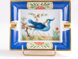 une assiette bleue et blanche sur laquelle est peint un oiseau