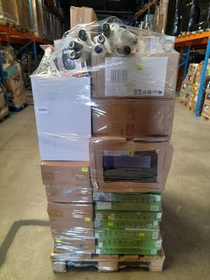 boîtes empilées les unes sur les autres sur une palette dans un entrepôt