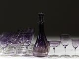 plusieurs verres à vin et une bouteille sur la table