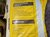 un sac de nourriture posé par terre