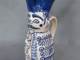un vase bleu et blanc orné d'un poisson