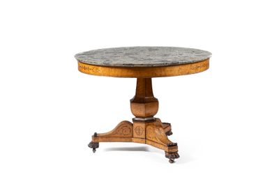 une image d'une table avec un plateau en marbre