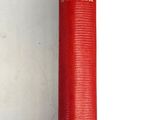 un vieux livre rouge posé sur une table blanche