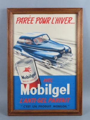 une affiche encadrée représentant une voiture bleue et un bidon de Mobilgre
