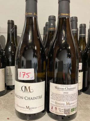 plusieurs bouteilles de vin sont alignées sur une table