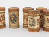 cinq vieux flacons de médicaments sur lesquels figurent les portraits d'un homme et d'une femme
