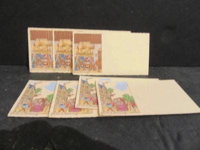 quatre cartes sur lesquelles figurent des personnes assises sur une table