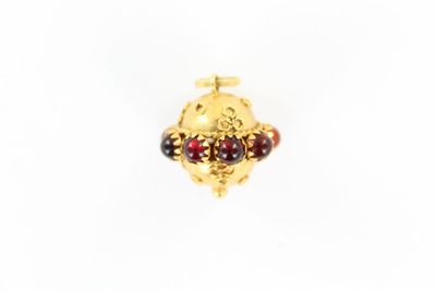 un gros plan d'une bague plaquée or ornée de perles rouges et noires