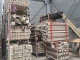 de nombreuses piles de bois empilées dans un entrepôt
