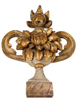 un vase en or surmonté de fleurs