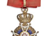 Gros plan sur une médaille entourée d'un ruban