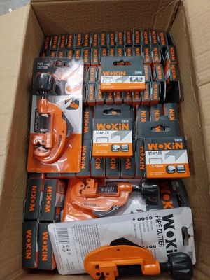 une boîte remplie de piles orange et noires