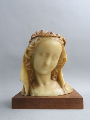 "Buste de Vierge", Epreuve en cire, en partie dorée, signée.