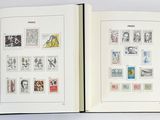 deux pages d'un livre sur lesquelles figurent des timbres