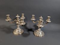Paire de candélabres en bronze argenté de style Louis XV.