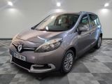 la voiture argentée est garée dans la pièce au sol en damier