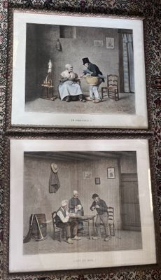 deux photos encadrées représentant des personnes assises à une table dans une pièce