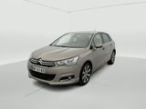 Une Citroën grise est garée dans une pièce blanche