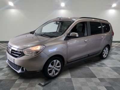 la photo d'une voiture argentée garée dans un garage
