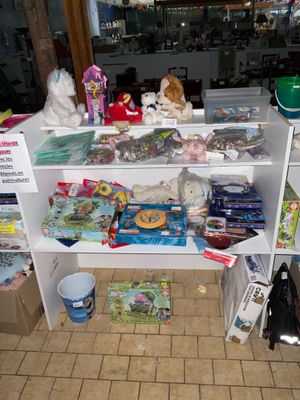 une étagère blanche sur laquelle sont posés de nombreux jouets
