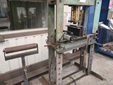 une photo d'une machine qui se trouve dans un entrepôt