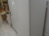 un réfrigérateur blanc posé dans le coin d'une pièce
