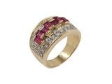 une bague en or jaune sertie d'un rubis et de diamants