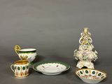 trois pièces en porcelaine ornées de motifs verts et blancs