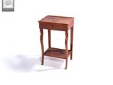 une petite table en bois avec un tiroir