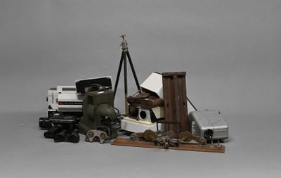 un tas de vieilleries par terre, à côté d'un camion
