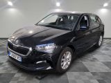 la photo d'une voiture noire garée dans un garage