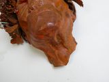 un gros plan d'une sculpture représentant une tête de cheval sur une surface blanche