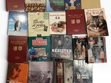 un grand nombre de livres posés sur une table