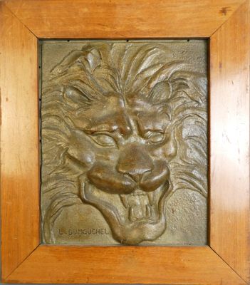 un gros plan sur une plaque représentant un lion, fixée au mur